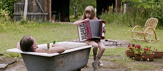 Königin von Niendorf, dir. Joya Thome | Still: Lisa Moell (Accordeon)