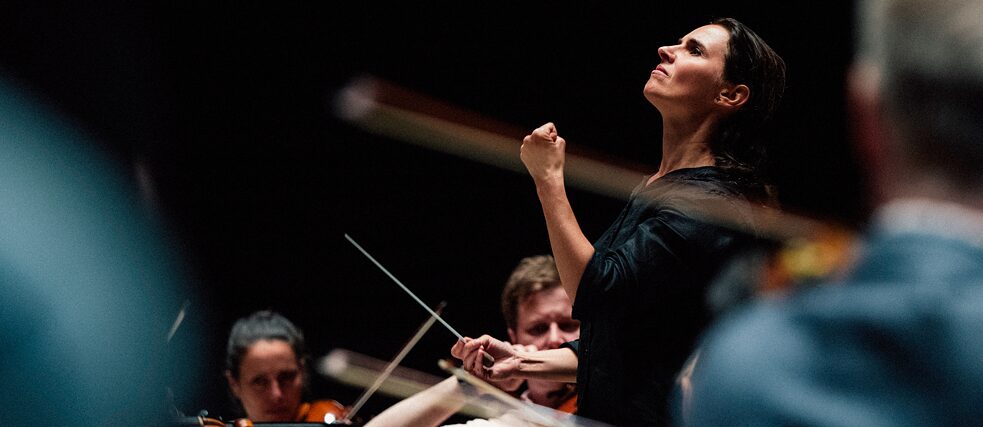 Oksana Lyniv conducting the Munich Philharmonic Orchestra.