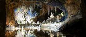 神秘的なアルプスの洞窟