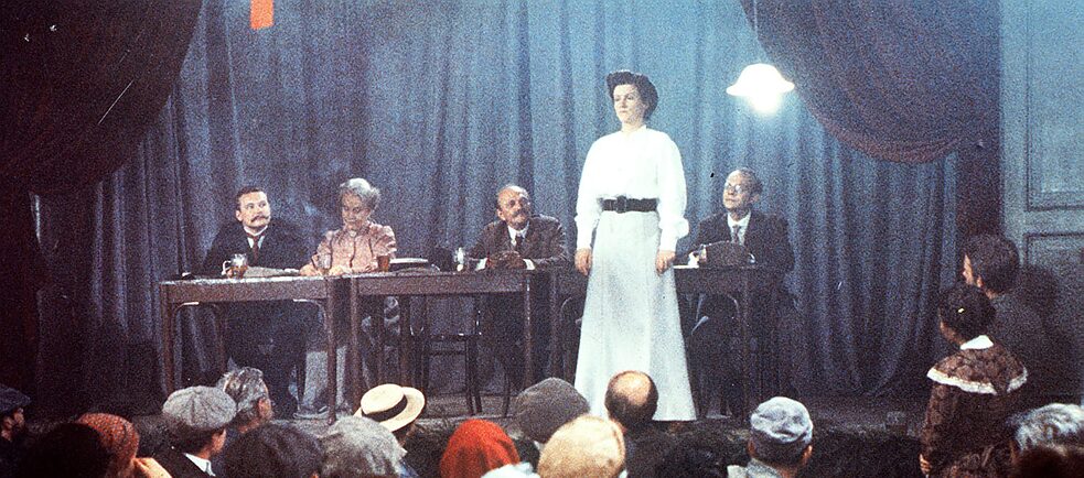 Originariamente era prevista la regia di Rainer Werner Fassbinder, ma la sua prematura scomparsa fa ricadere la scelta su Margarethe von Trotta. Con "Rosa L.", film del 1986 su Rosa Luxemburg, pensatrice rivoluzionaria assassinata a Berlino nel 1919, la regista ha voluto “rendere la donna nel suo complesso”. 