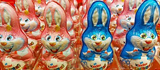 Chocolate rabbits which incorporate a Surprise egg. © Photo (detail): © Adobe/alexbuess Chocolate rabbits which incorporate a Surprise egg.