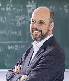 Tommaso Calarco heads the Quantum Control Institute at Forschungszentrum Jülich. The physicist specialises in quantum process optimisation. 