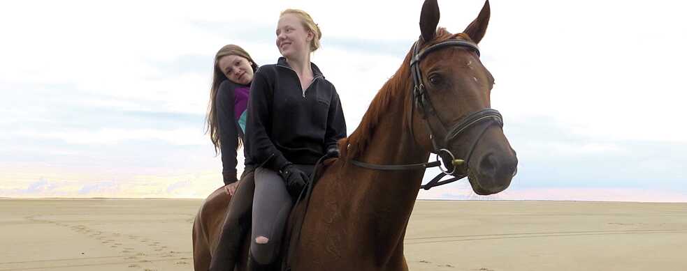 After three months in the village cinema the misgivings were dispelled: the film “Von Mädchen und Pferden” is set in a rural area where no one used to pay any attention to queer issues.