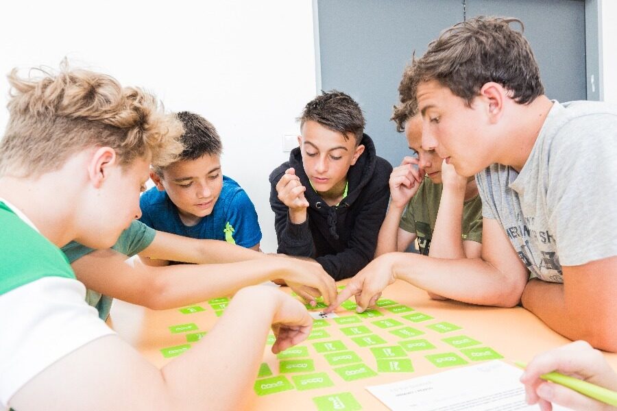 Při hře se všichni soustředili.