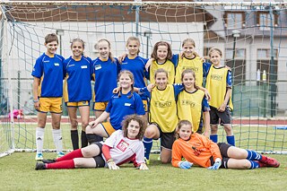 Holky z Vyhlídky - Die Gewinnerinnen der Kategorie III unseres Wettbewerbs (links) mit der Mädchenmannschaft aus Berlin (rechts)