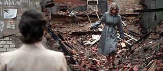 Eine Frau geht auf Ziegelsteinen