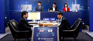 Menschliches Gehirn gegen Computerprogramm: 2016 schlug das KI-Programm AlphaGo von Google den südkoreanischen Profi-Go-Spieler Lee Sedol (rechts; links: Aja Huang, Chefprogrammierer von Google DeepMind).