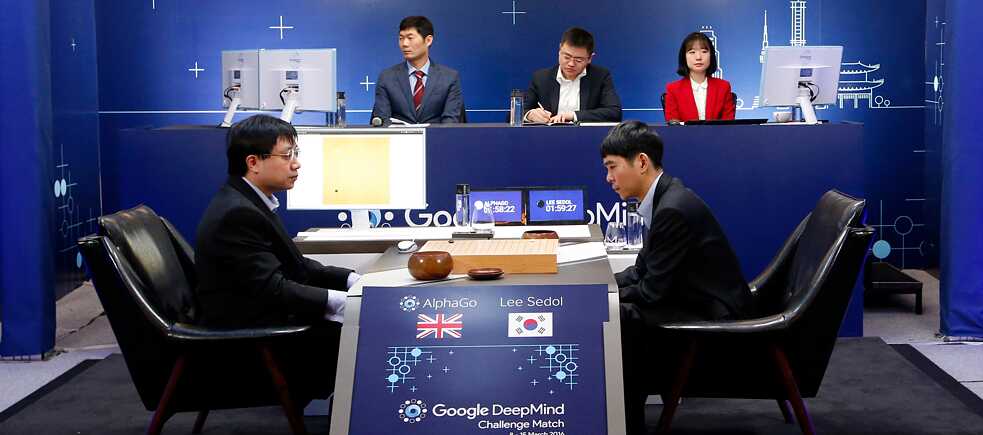 Human brain versus computer programme: In March 2016, Google’s artificial intelligence programme AlphaGo beat South Korean professional Go player Lee Sedol (on the right; on the left: Google DeepMind’s lead programmer Aja Huang).