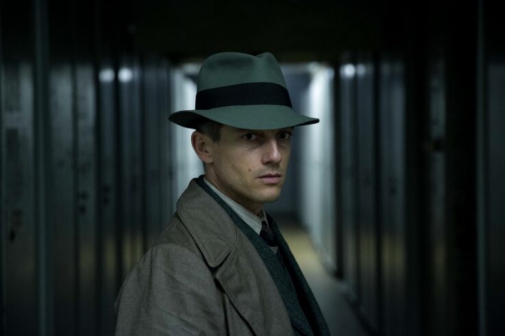 Volker Bruch como el inspector Gereon Rath en la serie Babylon Berlin. Photo by Frédéric Batier / X Filme