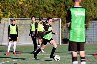 Jugendliche spielen Fußball