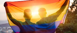 Zwei Menschen mit LGBTI-Fahne