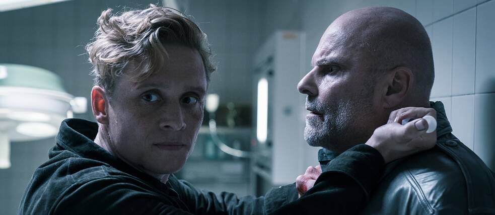 Temporada 2, Episodio 1 Un hombre ve rojo: Lukas amenaza al hombre del BND Wankura.