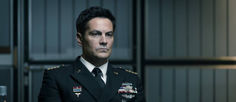 Inflexível: Almirante Bruce Gardner (Michael Landes) persegue Lukas Franke