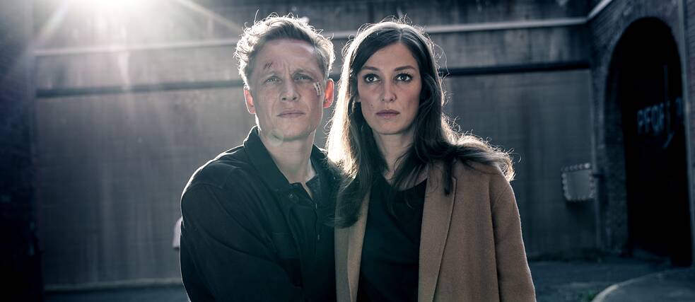 Still de You are Wanted Temporada 2, Episodio 1: En Crisis: ¿Luke y Hanna se mantienen juntos?  