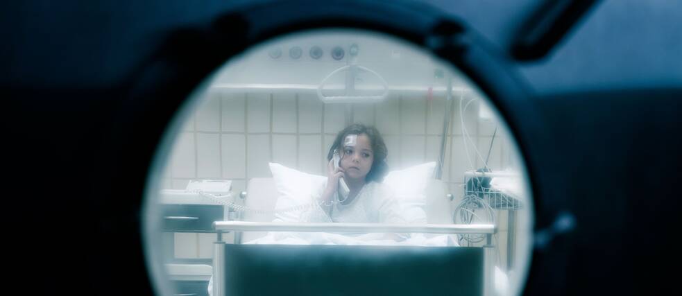 Still de You are wanted Temporada 2, Episodio 3 - En peligro: Luke tiene que proteger a su hijo Leon. 