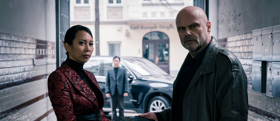 Still de You are Wanted - Temporada 2, Episodio 4 Voto de confianza: ¿Quién trabaja con quién? 