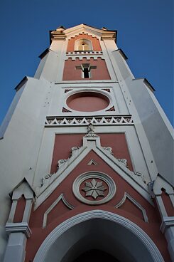 Центральный вход и колокольня Евангелическо-лютеранской церкви