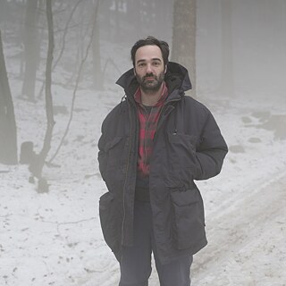 Der Regisseur David Nawrath wurde in einem verschneiten Wald fotografiert