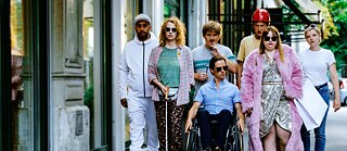 Eine Gruppe von verschiedenen Menschen geht durch die Stadt.