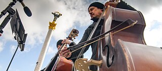 Welche Bedeutung hat Musik in Kriegszeiten? Musiker*innen des „Kyiv Classic“-Orchesters spielen am 9. März 2022 auf dem Maidan-Platz in Kiew. 