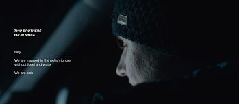 Frau mit Mütze im Auto, SMS-Text im Bild