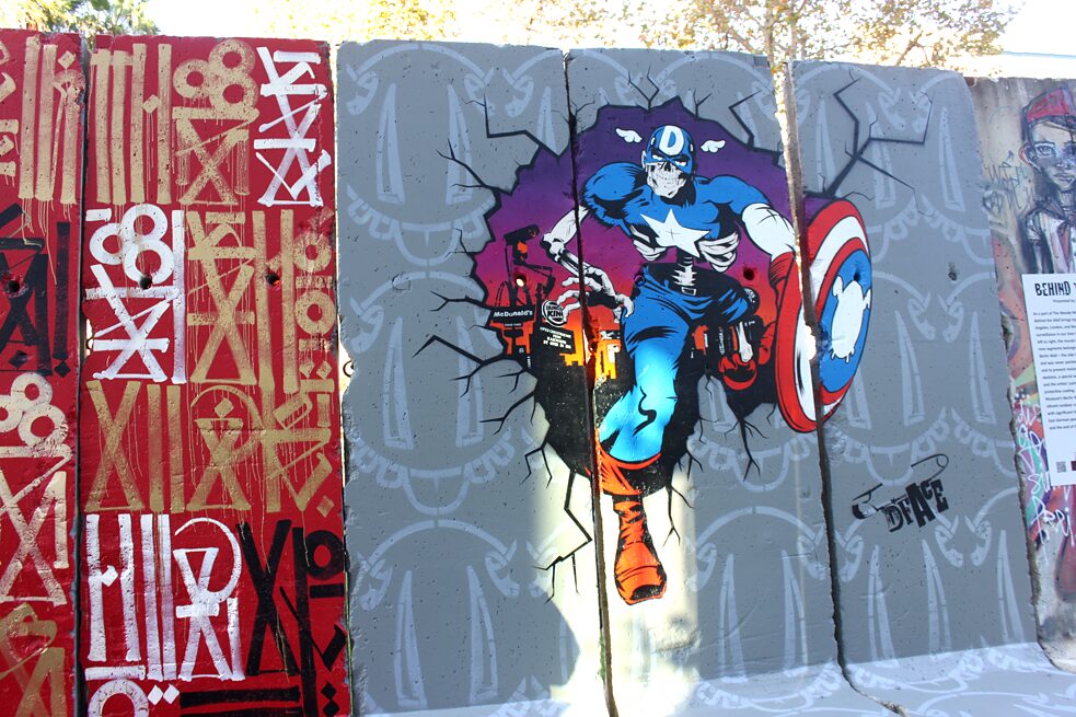 Graffiti von D*Face und Retna auf Teilen der Berliner Mauer in Los Angeles