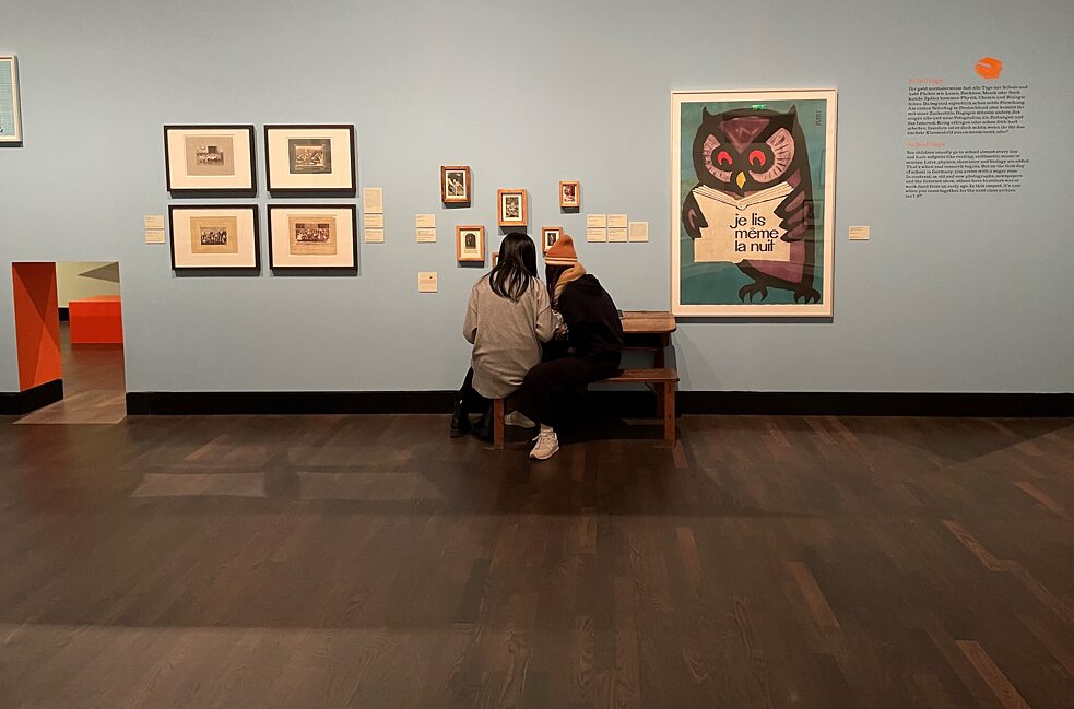 Un dettaglio della sezione dedicata a fotografia, scuola e infanzia