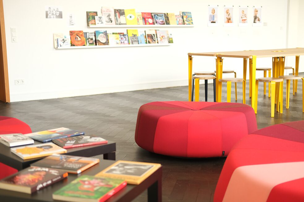 Un dettaglio della sezione dedicata ai libri fotografici per l’infanzia.