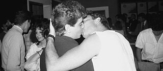 Deux hommes s‘embrassent dans un bar
