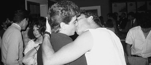 Deux hommes s‘embrassent dans un bar