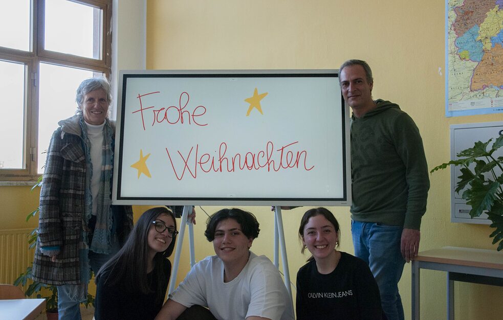 La nostra nuova flipchart digitale - i docenti di tedesco Sabine Luft, referente PASCH (a sinistra) e Giuseppe Ricciardo (a destra) con tre alunni
