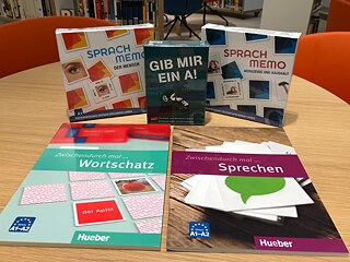 Настільні ігри для вивчення німецької мови лежать у коробках на столі