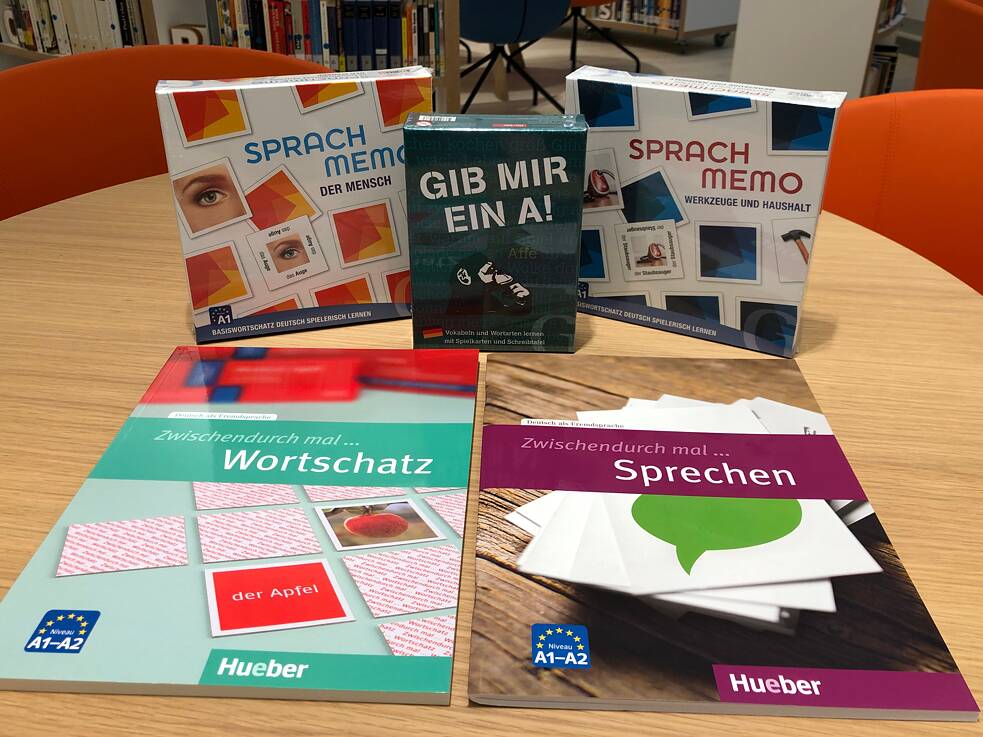 Настільні ігри для вивчення німецької мови лежать у коробках на столі