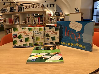 Настільні ігри для вивчення німецької мови лежать у коробках на столі