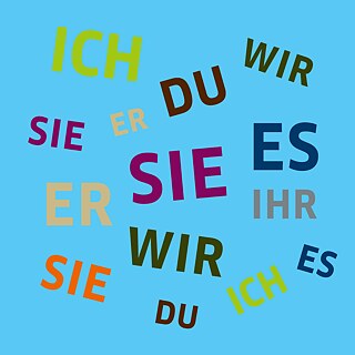 Deutsche Wörter auf einem blauen Hintergrund