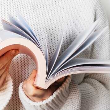 Frau mit dem Buch
