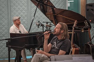 Kai Schumacher spielt klavier und Gisbert zu Knyphausen singt