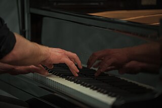 Las manos de Gisbert zu Knyphausen tocan piano