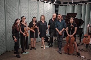 Foto grupal de los/as músicos/as junto a Verena Lehmkuhl, Directora del Goethe-Institut Chile