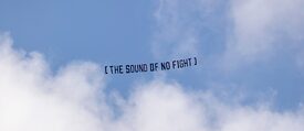 Schild am Himmel mit der Aufschrift "The Sound of No Fight".
