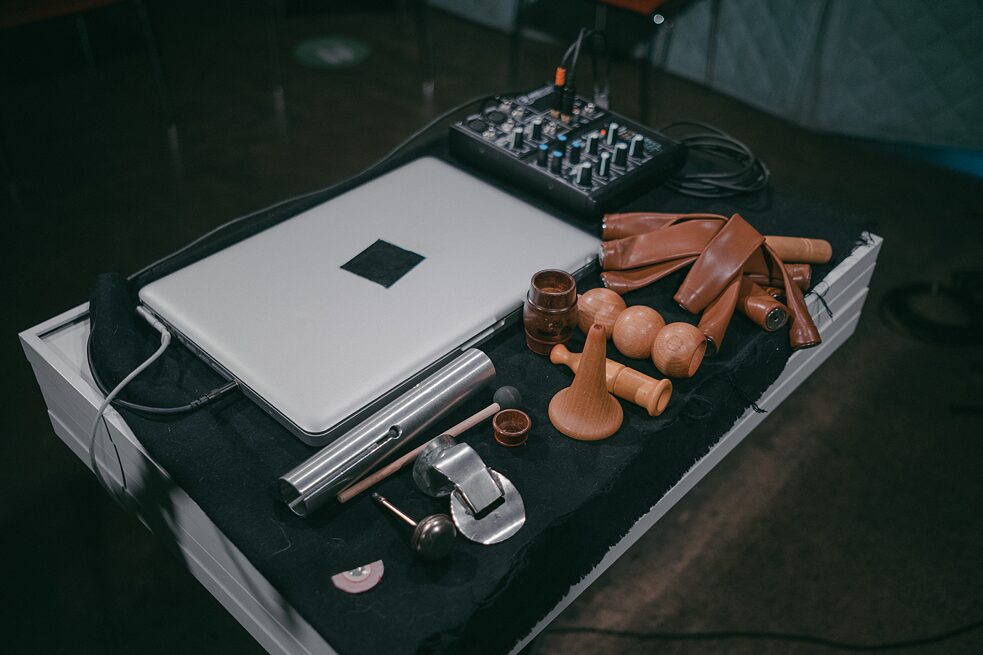 Foto de un laptop y objetos varios, con los cuales Ute Wassermann hace música