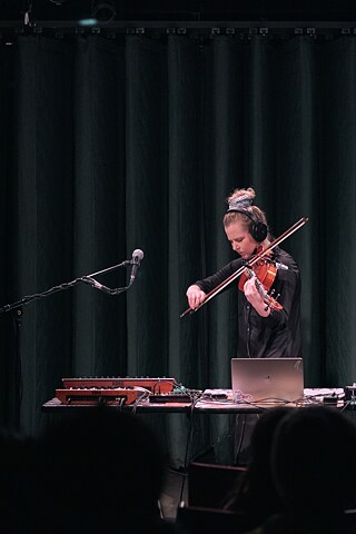 Valentina Maza toca el violín