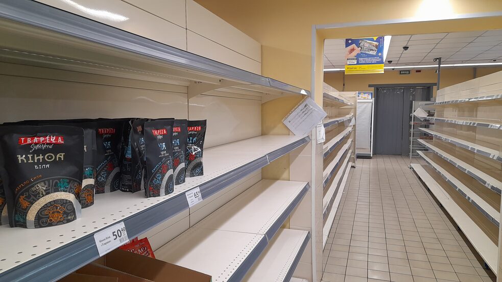 Regale in einem örtlichen Geschäft Anfang März 2022: Die Lebensmittel sind ausgegangen, neue Lebensmittel werden wegen der fehlenden Brücken noch nicht wieder geliefert. Quinoa ist ein Ladenhüter, weil es selten ist und Misstrauen erregt.
