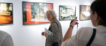 A realizadora Ulrike Ottinger na abertura da exposição Livros de Imagens no Museu do Oriente em Lisboa, Outubro 2021.
