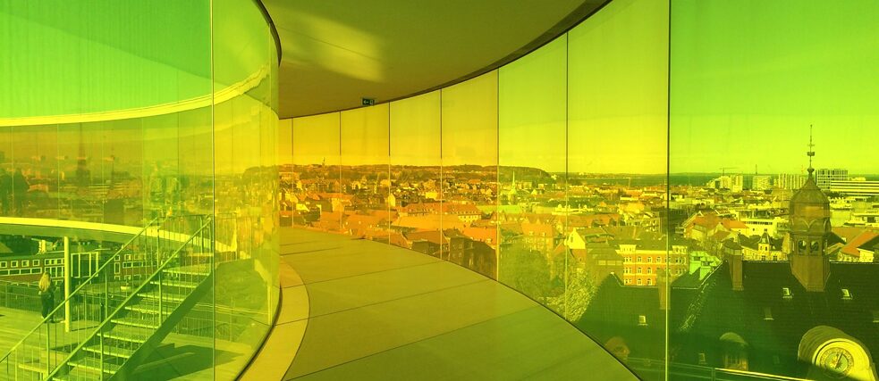 Udsigt over Aarhus gennem Olafur Eliassons "Regnbuen" på taget af Aros.