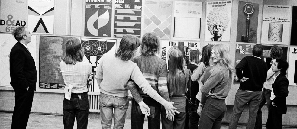 Besucher der Ausstellung des Goethe Instituts zum Thema Deutsche Plakate 1980 in London.