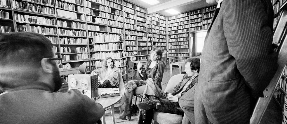 Künstlerbesprechung in der Bibliothek des Goethe-Instituts London 1980.