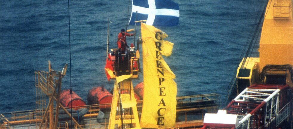 Wem die heutigen Klimaaktivist*innen zu radikal sind, sei an die Aktionen früherer Tage erinnert – wie hier die Besetzung der Brent Spar Ölplattform durch Greenpeace 1995. 