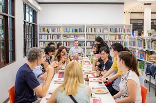 Die Teilnehmer*innen genießen das gemeinsame Essen in der Bibliothek, die sich in einen kreativen Treffpunkt verwandelt hat