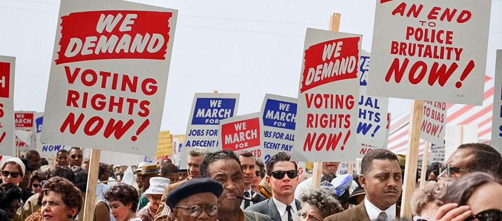 La democracia es un proceso. A lo largo de los siglos siempre ha sido objeto de negociación quién pertenece al pueblo que tiene derecho a voto: Marcha en Washington por el Trabajo y la Libertad, Estados Unidos, 1963. Entre otras cosas, los manifestantes exigían el sufragio universal. 